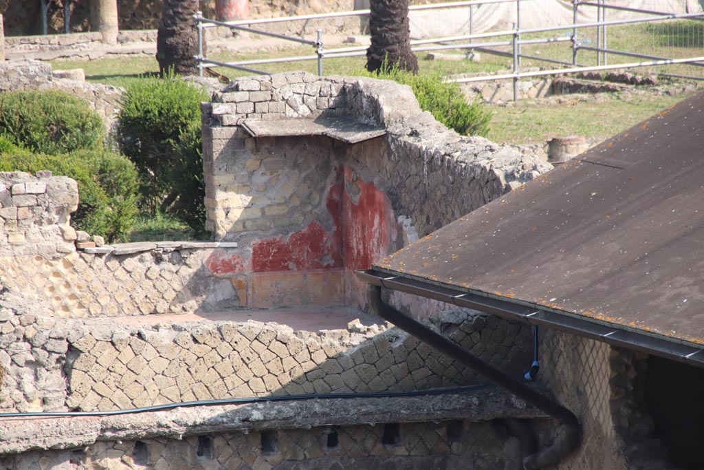 Ins. Or. I.1, Herculaneum. October 2023. Room 10, painted decoration in north-east corner. Photo courtesy of Klaus Heese.

