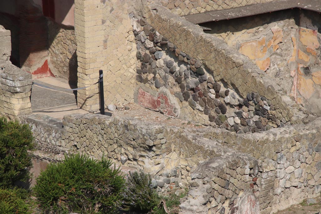 Ins. Or. 1.1, Herculaneum. October 2023. 
Room 5, looking towards lower north-west corner with remaining painted decoration.
Photo courtesy of Klaus Heese.
