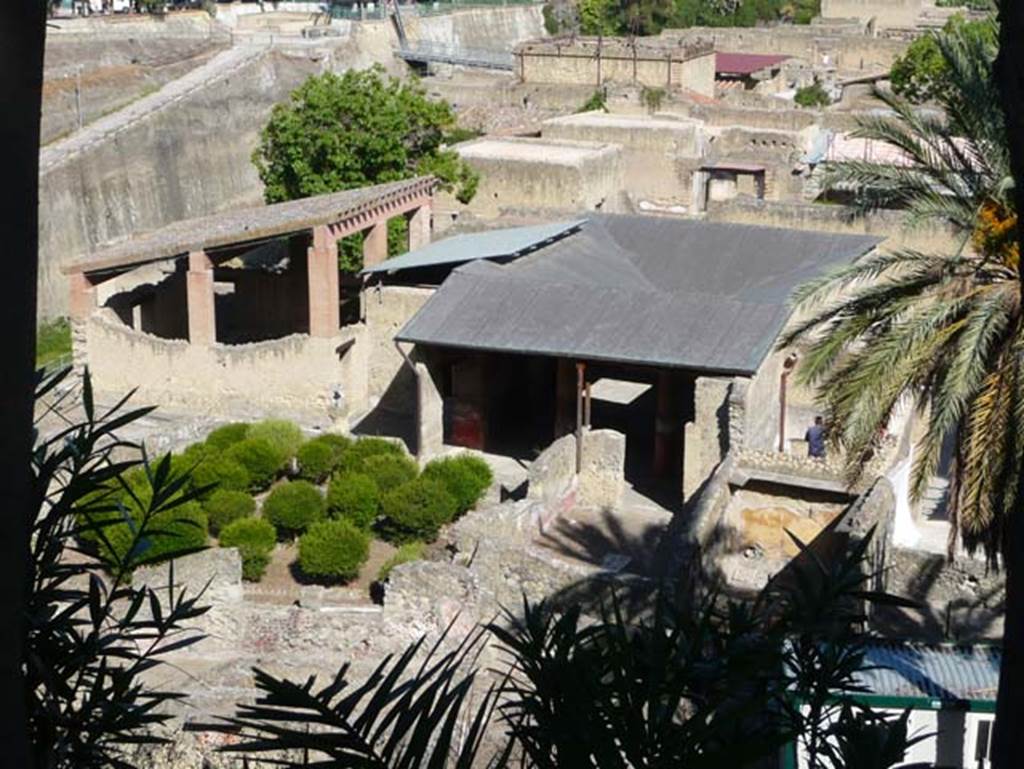 Ins. Orientalis I, 1, Herculaneum, August 2013. Looking south-west from access roadway, at the rear of the House of the Gem and its garden. Photo courtesy of Buzz Ferebee.
