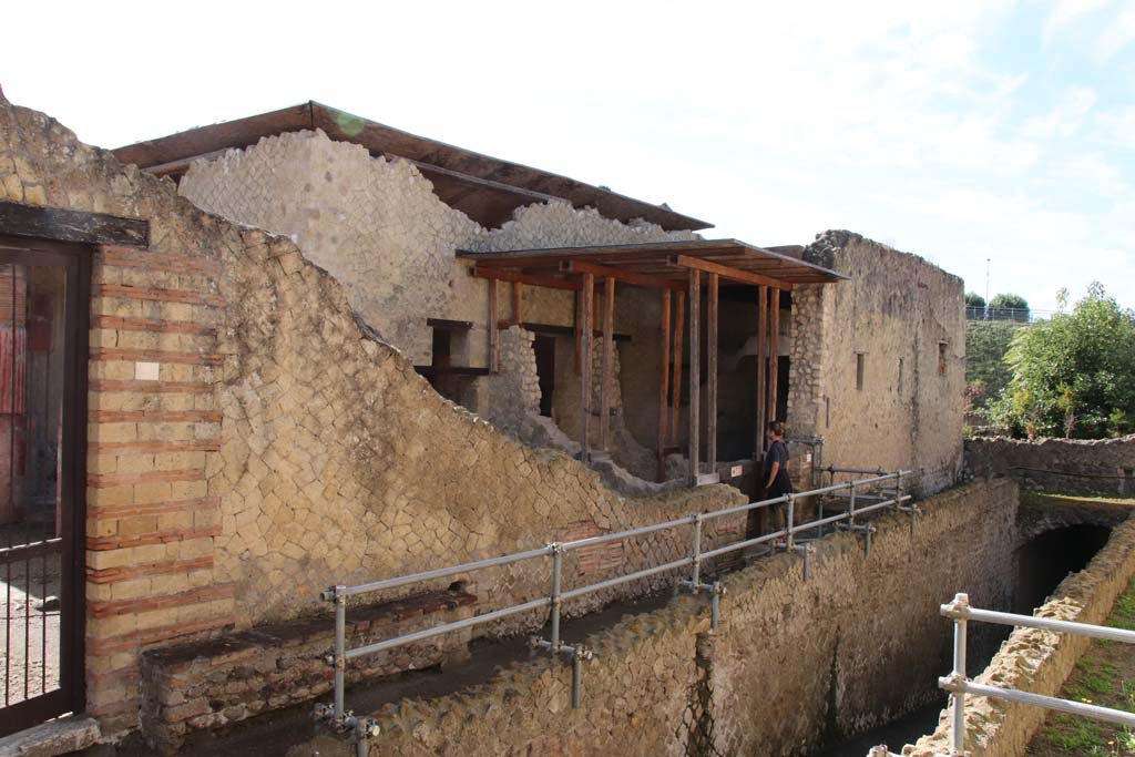 Ins. Orientalis I, 1, Herculaneum, October 2020. Looking south-east towards entrance doorway, centre right. Photo courtesy of Klaus Heese.