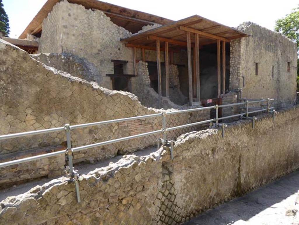 Ins. Orientalis I, 1, Herculaneum,July 2015. Looking south-east towards entrance doorway.  Photo courtesy of Michael Binns.
