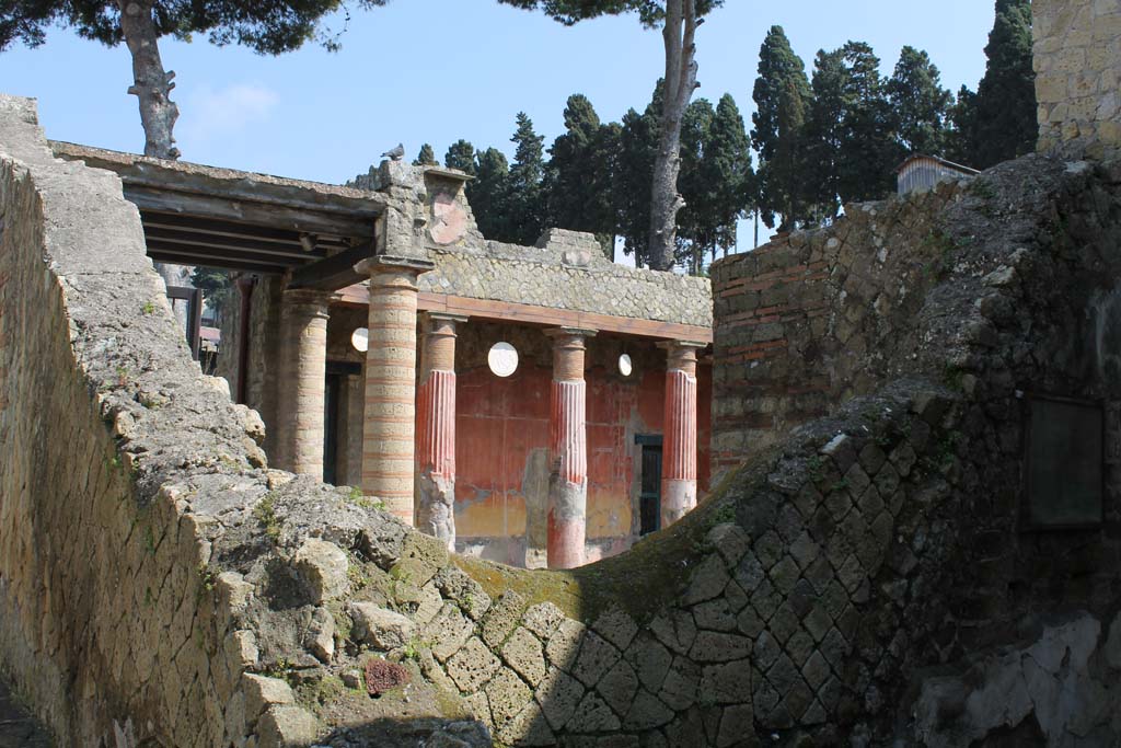 Ins. Orientalis I, 1, Herculaneum, March 2014. Looking towards north wall of room on north side of entrance doorway.
Foto Annette Haug, ERC Grant 681269 DÉCOR

