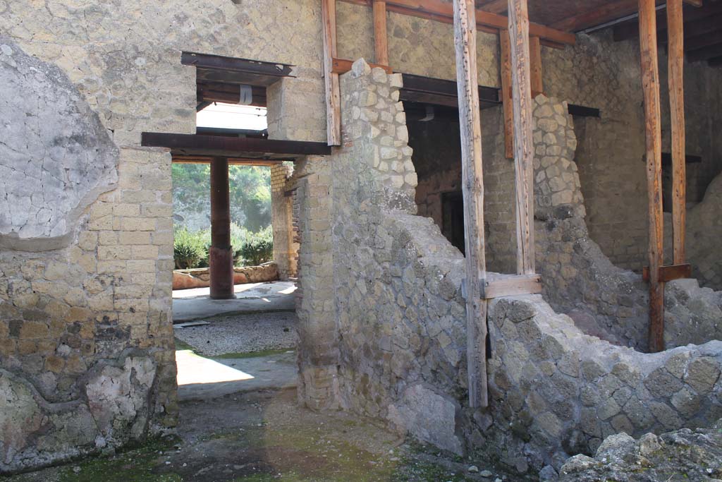 Ins. Orientalis I, 1, Herculaneum, March 2014.
Looking south-east across room on north side of entrance doorway, on right, towards doorway to atrium.
Foto Annette Haug, ERC Grant 681269 DÉCOR
