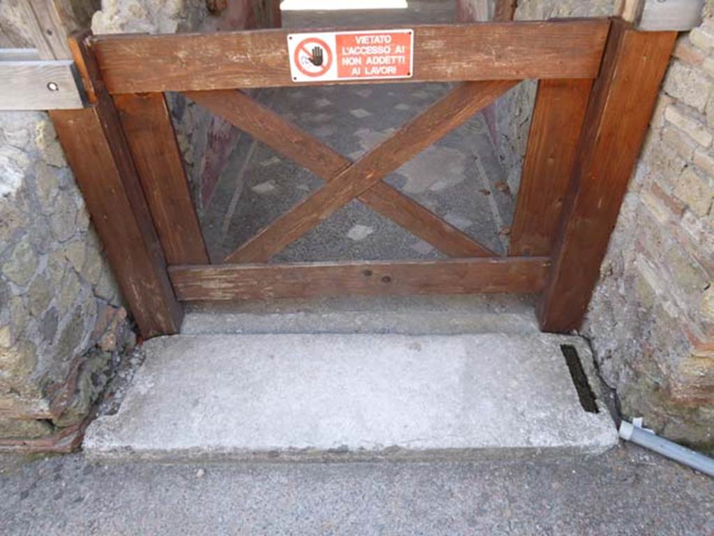 Ins. Orientalis I, 1, Herculaneum, July 2015. Entrance doorway threshold. Photo courtesy of Michael Binns.

