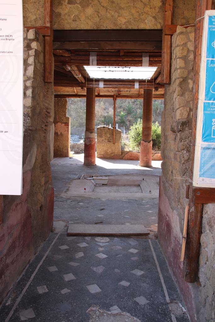 Ins. Orientalis I, 1, Herculaneum, September 2021. 
Looking east along entrance corridor towards compluvium and impluvium in atrium. 
Photo courtesy of Klaus Heese.

