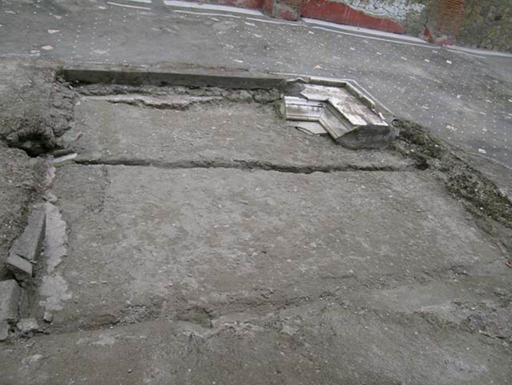 Ins. Orientalis I, 1, Herculaneum, May 2005. Looking north across impluvium in atrium.
Photo courtesy of Nicolas Monteix.
