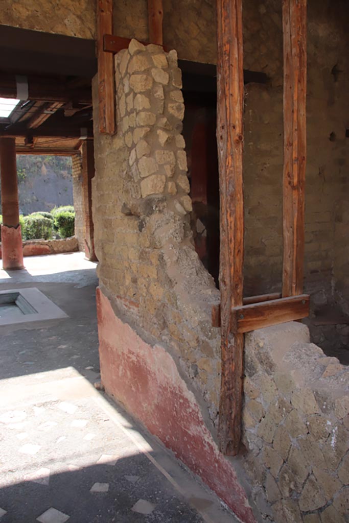 Ins. Orientalis I, 1, Herculaneum, October 2023. 
South wall of entrance corridor. Photo courtesy of Klaus Heese.

