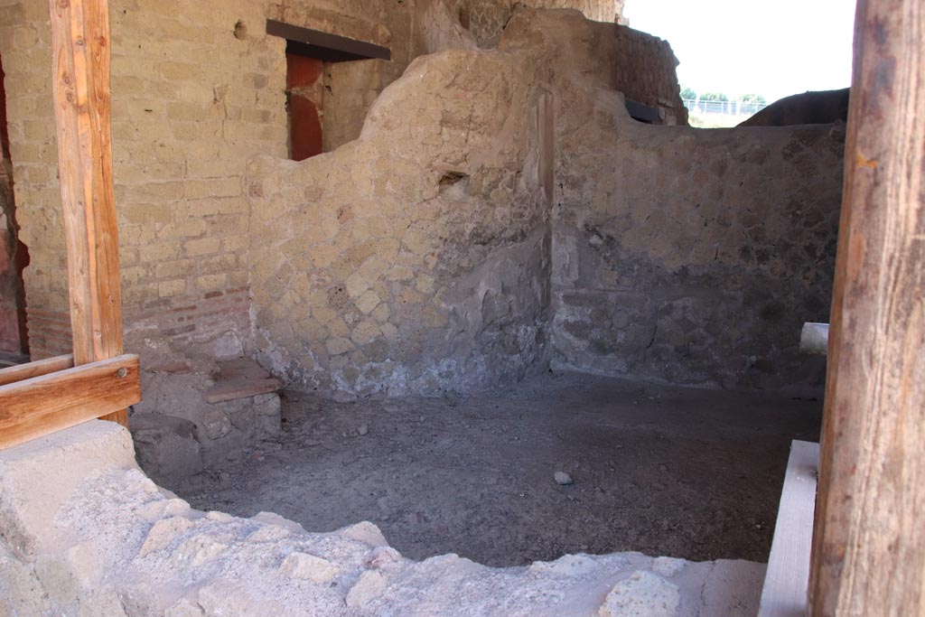 Ins. Orientalis I.1, Herculaneum. October 2022. Looking into room on south side of entrance corridor. Photo courtesy of Klaus Heese.