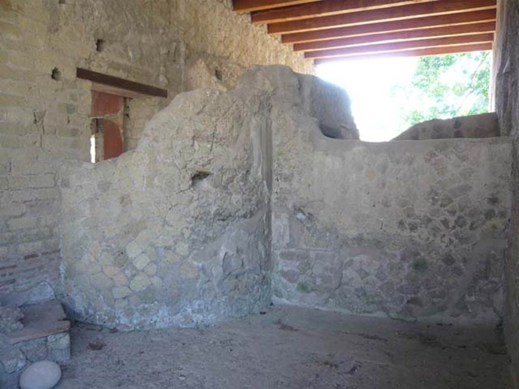 Ins. Orientalis I, 1, Herculaneum, August 2013. Curved south-east corner and south wall. Photo courtesy of Buzz Ferebee.