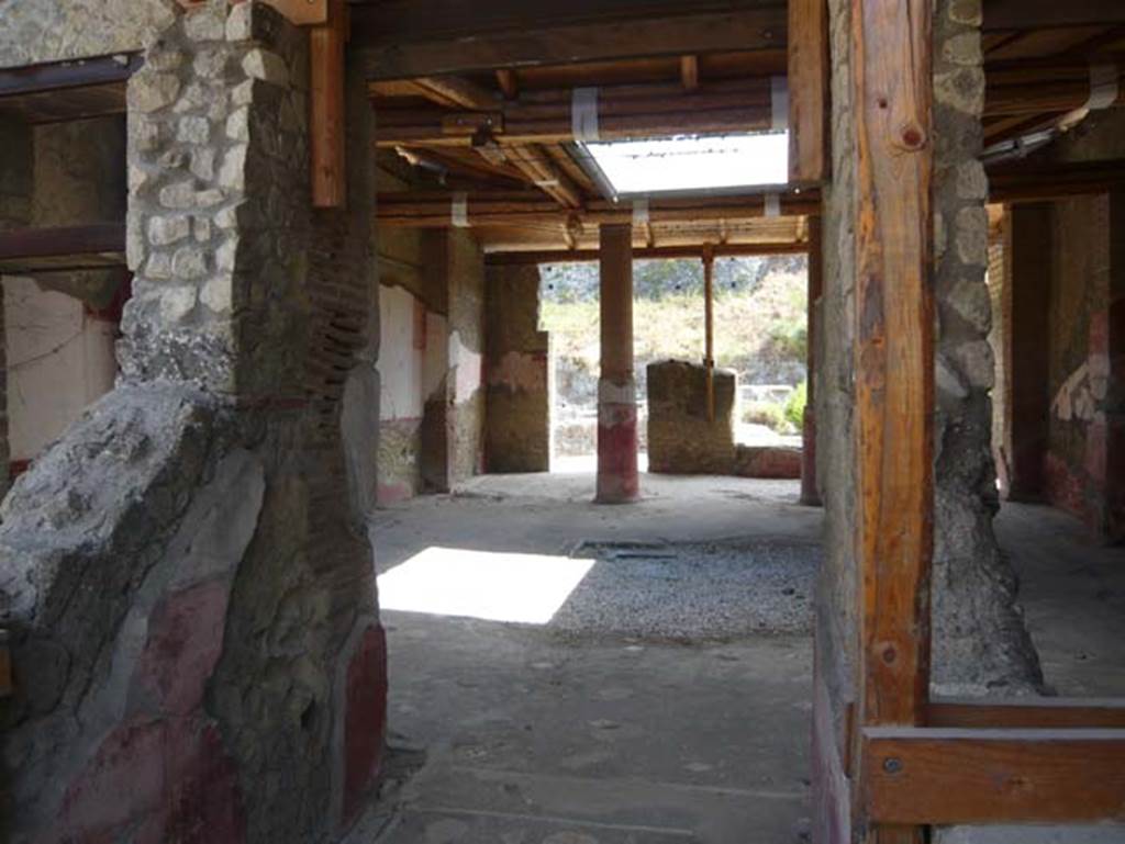 Ins. Orientalis I, 1, Herculaneum, August 2013. Looking east from entrance corridor towards atrium. Photo courtesy of Buzz Ferebee.
