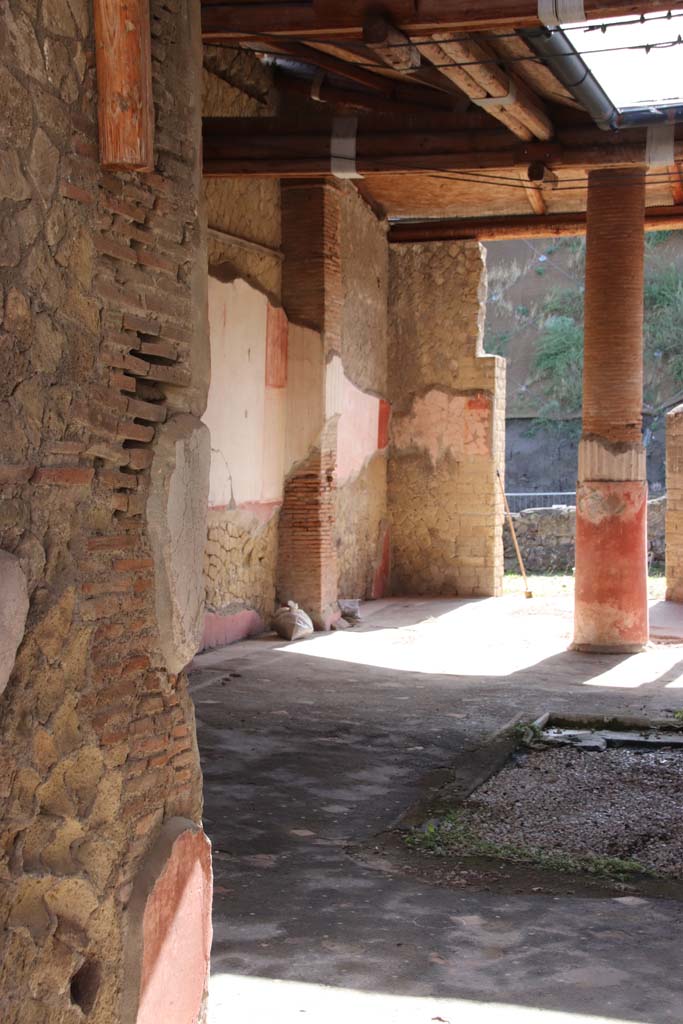 Ins. Orientalis I, 1, Herculaneum, October 2020. 
Looking east from entrance corridor towards north side of atrium and north-east corner. 
Photo courtesy of Klaus Heese.

