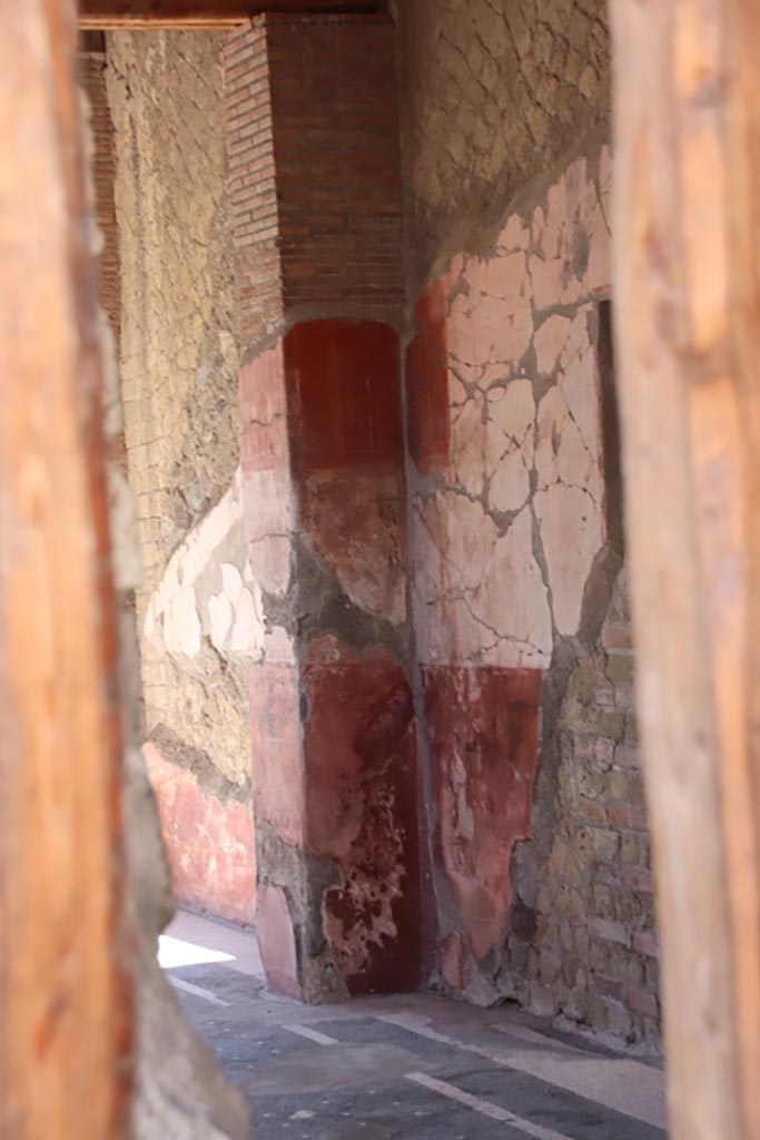 Ins. Orientalis I, 1, Herculaneum, October 2022.  
Looking towards remains of painted decoration on south wall of atrium. Photo courtesy of Klaus Heese.
