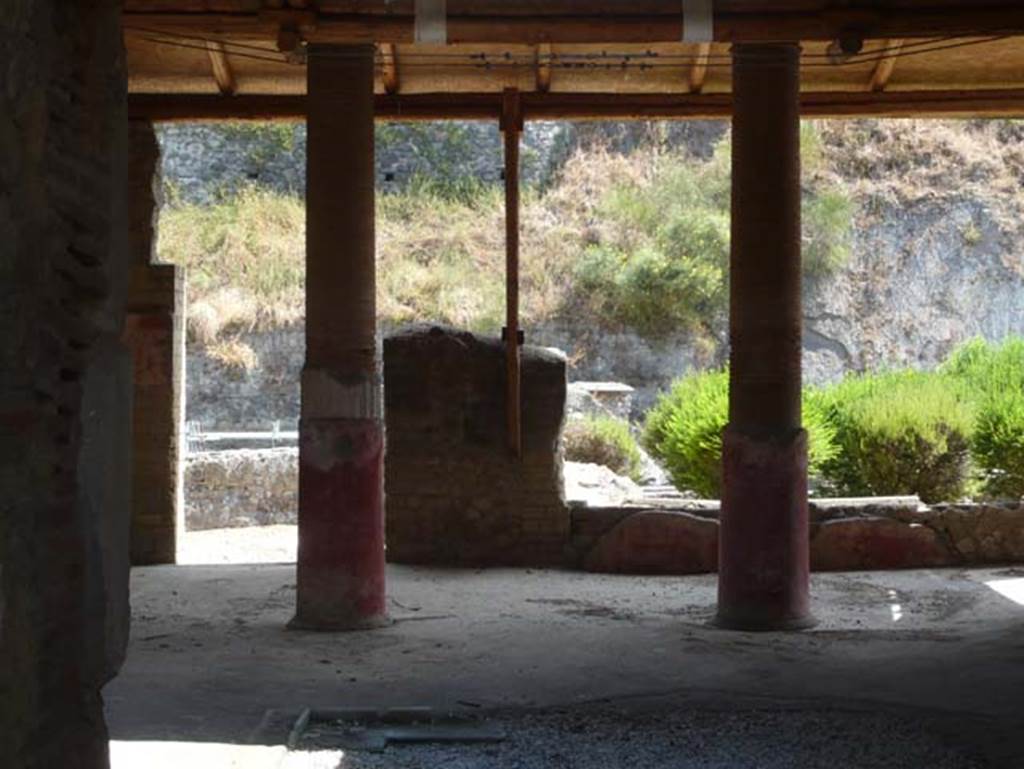 Ins. Orientalis I, 1, Herculaneum, August 2013. Looking across atrium towards garden area at rear. Photo courtesy of Buzz Ferebee.
