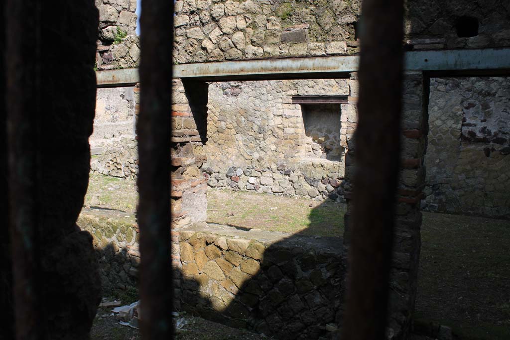 Ins. Orientalis I, 2, Herculaneum, March 2014. Looking north through doorway into stables area of Ins. Or. I.3.
Foto Annette Haug, ERC Grant 681269 DÉCOR

