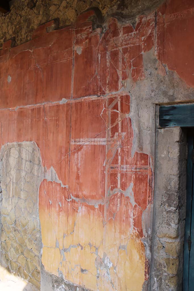 Ins. Orientalis I, 2, Herculaneum, March 2014. 
Detail from north wall of atrium on west side of doorway to stables area.
Foto Annette Haug, ERC Grant 681269 DÉCOR
