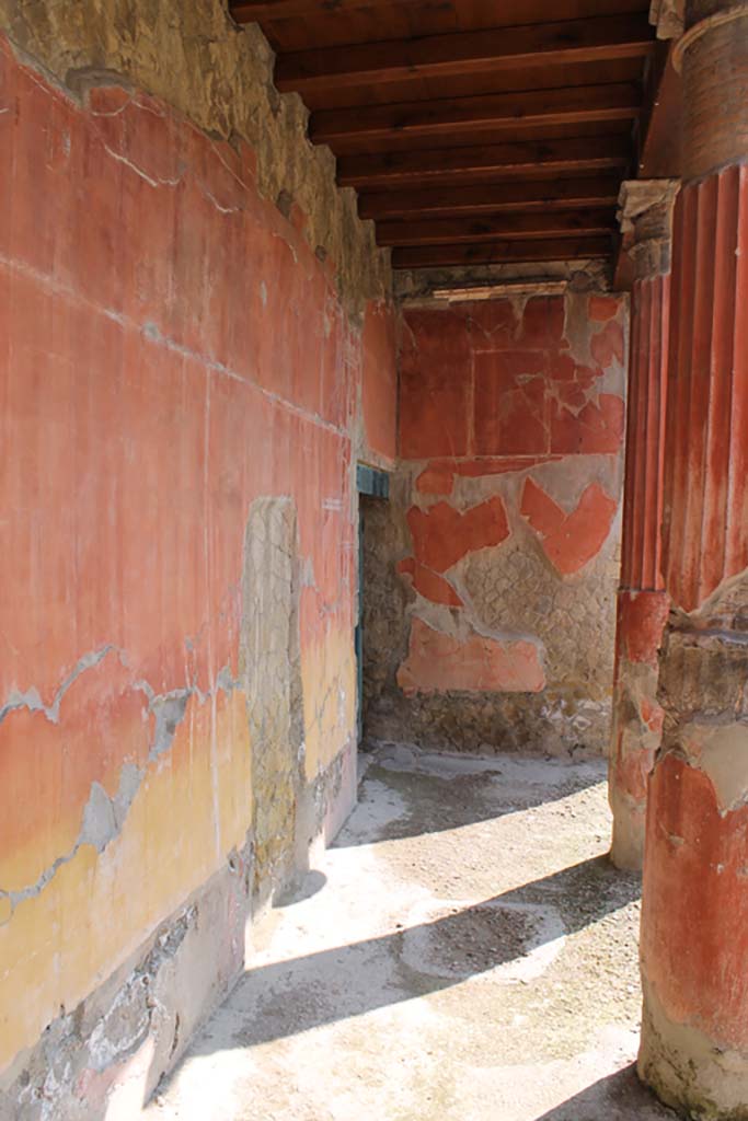 Ins. Orientalis I, 2, Herculaneum, March 2014. 
Looking east along north wall of atrium towards north-east corner and doorway to stables area.
Foto Annette Haug, ERC Grant 681269 DÉCOR
