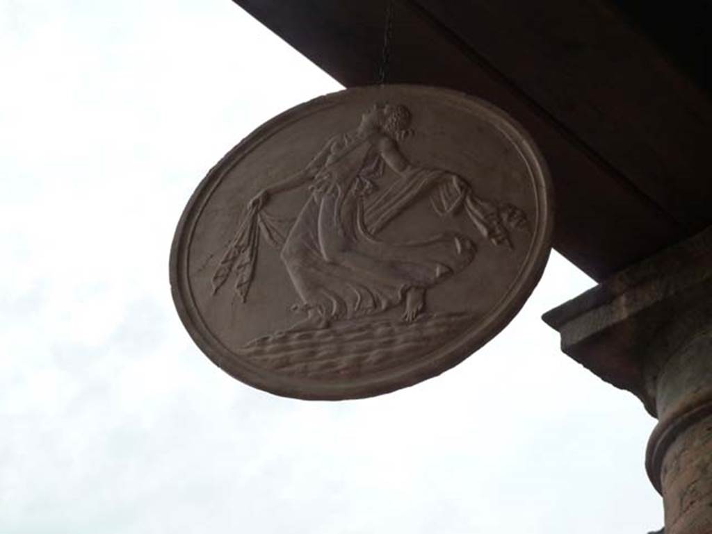 Ins. Orientalis I, 2, Herculaneum, September 2015. Plaster cast of the original marble oscillum disc found here.