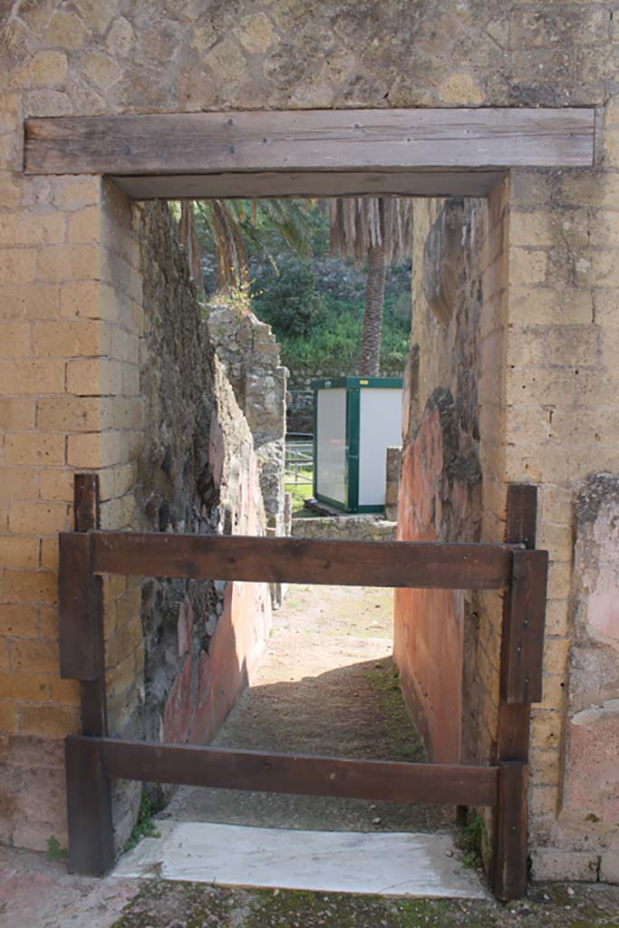 Ins. Orientalis I, 2, Herculaneum, March 2014. 
Corridor at east end of atrium, on north side of tablinum, leading to rear rooms.
Foto Annette Haug, ERC Grant 681269 DÉCOR

