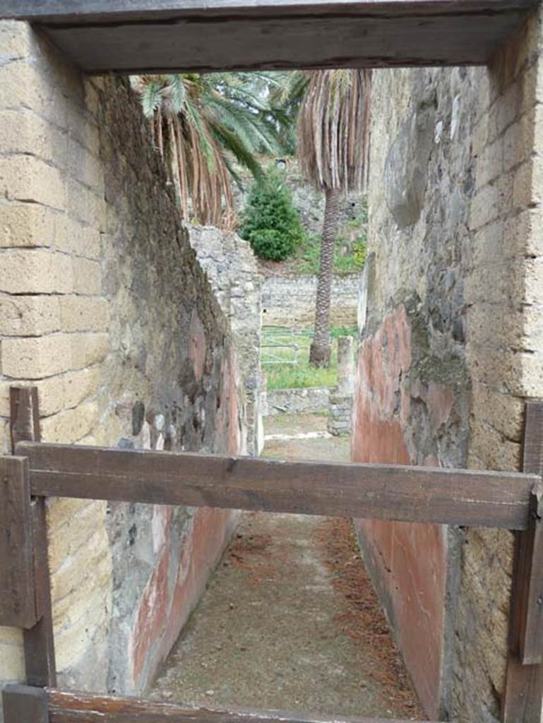 Ins. Orientalis I, 2, Herculaneum, September 2015. Corridor at east end of atrium leading to rear rooms.