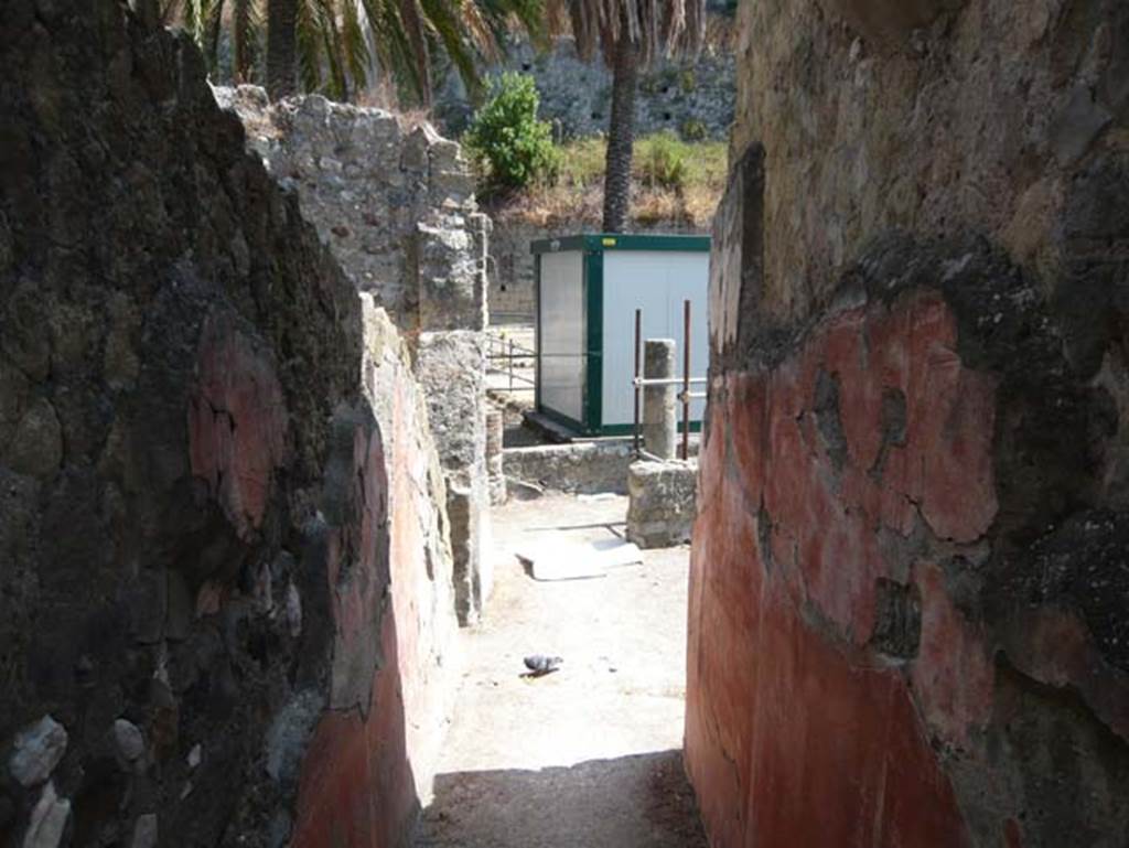 Ins. Or.I.2, Herculaneum. August 2013. Looking east along corridor. Photo courtesy of Buzz Ferebee.  