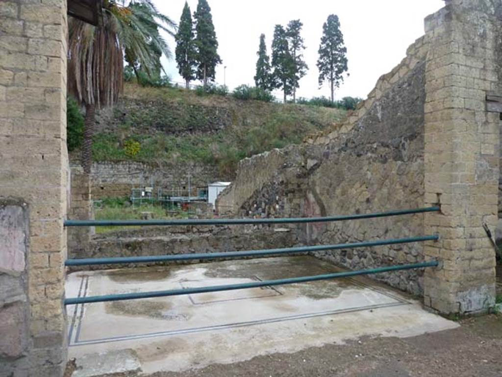 Ins. Orientalis I, 2, Herculaneum, September 2015. Looking east across tablinum.