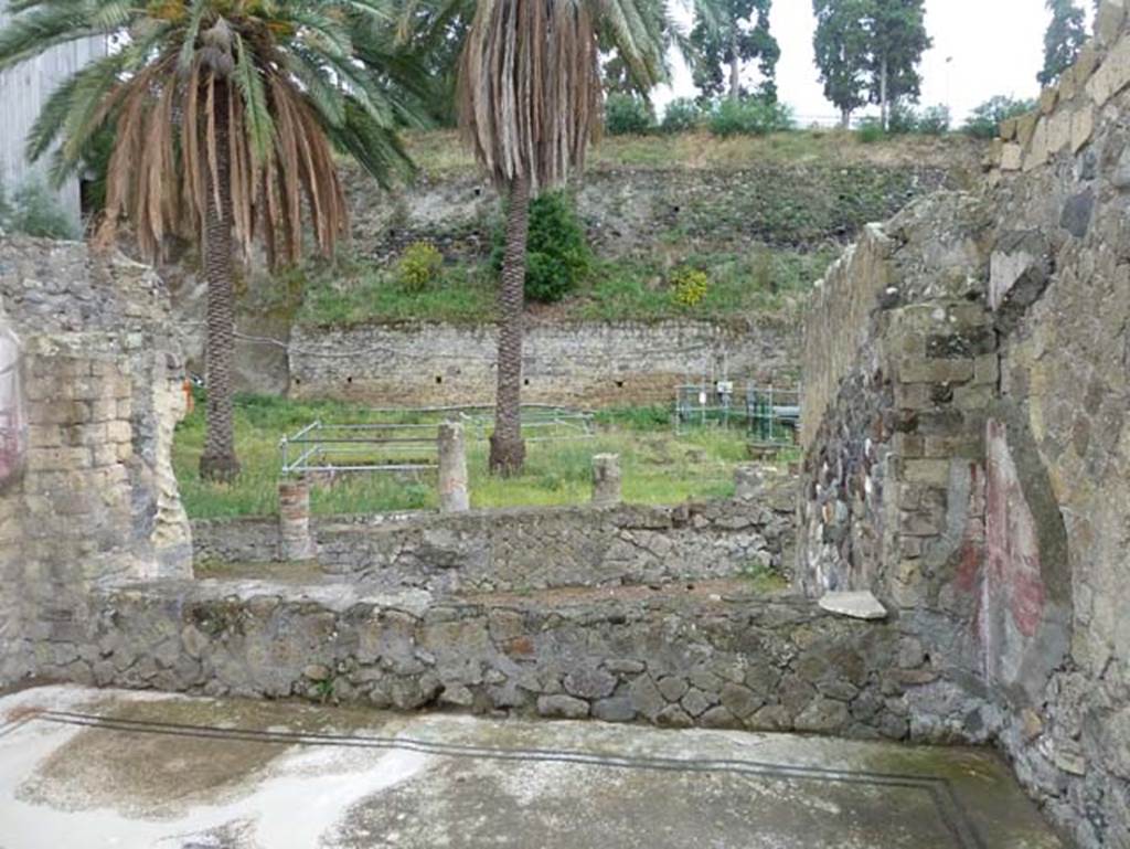 Ins. Orientalis I, 2, Herculaneum, September 2015. Looking east across flooring in tablinum towards the peristyle garden.