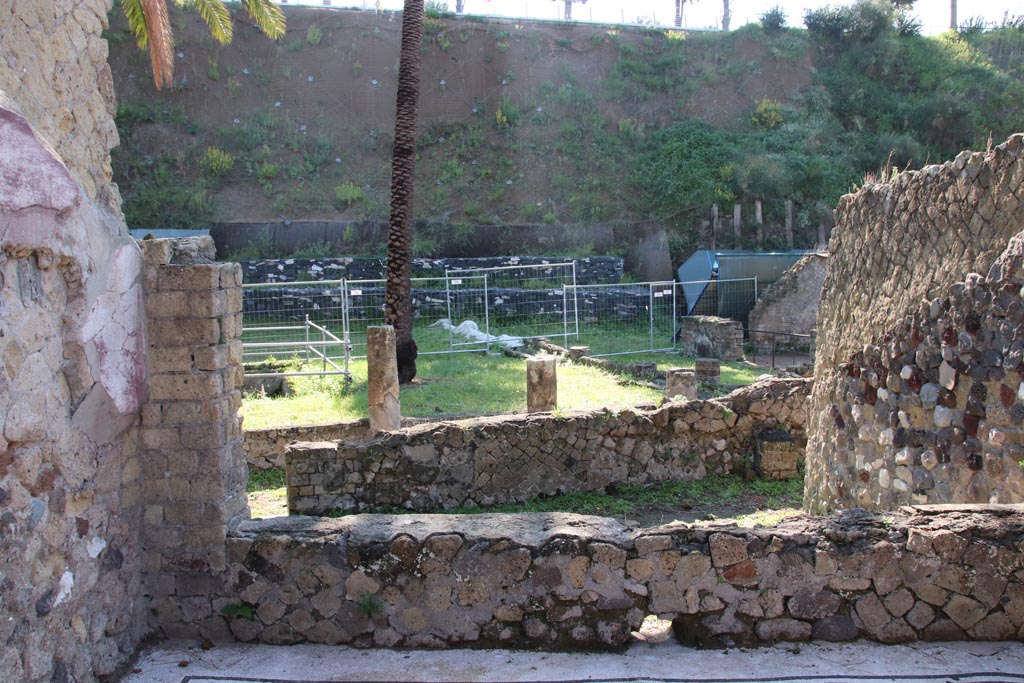 Ins. Orientalis I, 2, Herculaneum, October 2022. 
Looking south-east from tablinum, across peristyle towards rear rooms. Photo courtesy of Klaus Heese.
