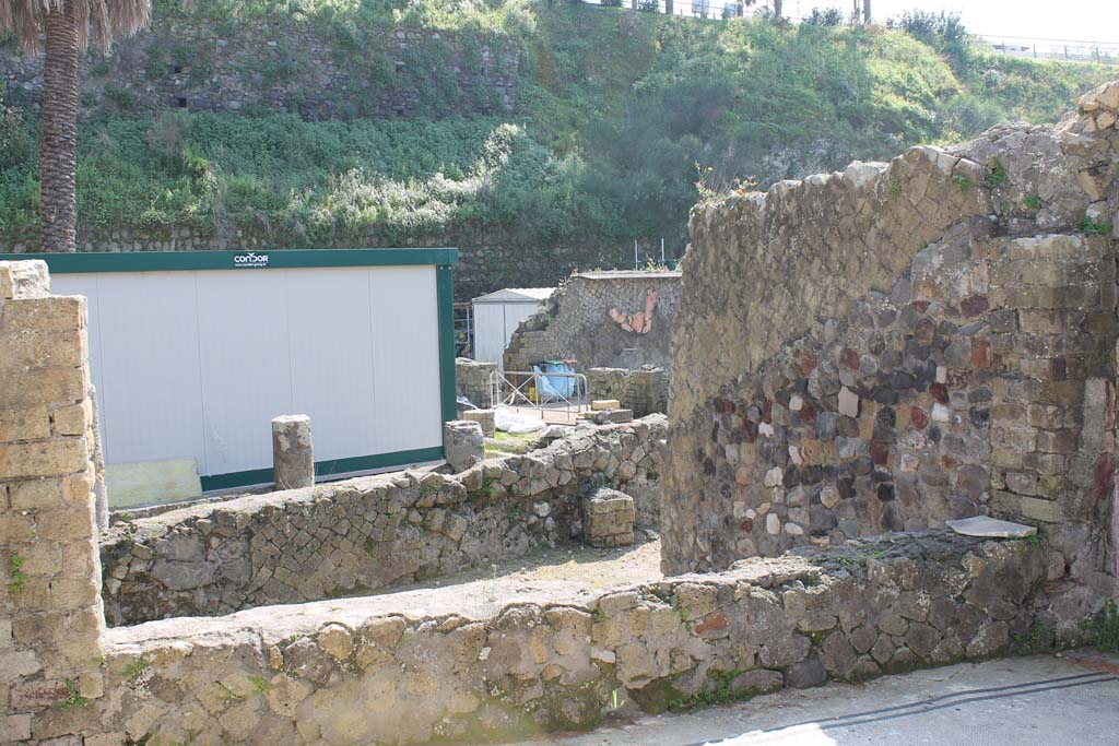 Ins. Orientalis I, 2, Herculaneum, March 2014. Looking south-east from tablinum, across peristyle towards rear rooms.
Foto Annette Haug, ERC Grant 681269 DÉCOR
