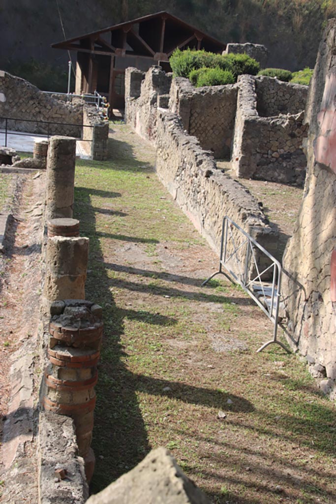 Ins. Or. I.2, Herculaneum. October 2023. 
Looking south along west side of peristyle towards “tower room” from north-west corner of peristyle.
Photo courtesy of Klaus Heese.
