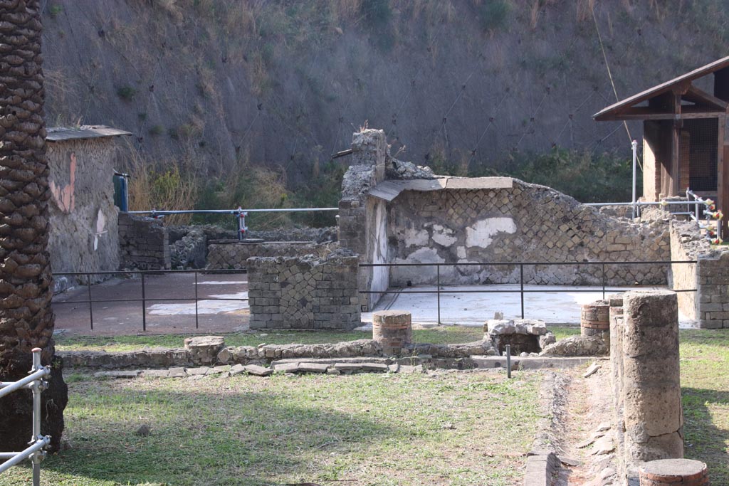 Ins. Or. I.2, Herculaneum. October 2023. 
Looking south across west side of peristyle towards rear rooms on south side. Photo courtesy of Klaus Heese.
