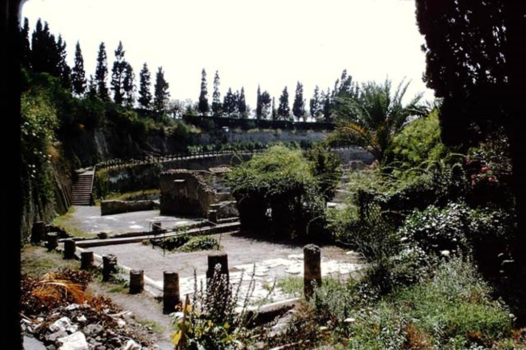 Ins. Or.1.2, Herculaneum, 1964. Looking west across peristyle area at rear. Photo by Stanley A. Jashemski.
Source: The Wilhelmina and Stanley A. Jashemski archive in the University of Maryland Library, Special Collections (See collection page) and made available under the Creative Commons Attribution-Non Commercial License v.4. See Licence and use details. J64f1431
