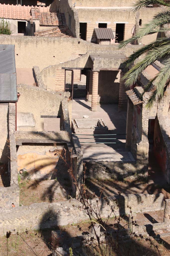 Ins. Or.1.2, Herculaneum, September 2019. 
Looking west across peristyle and tablinum, towards atrium and entrance doorway, from the access roadway.
Photo courtesy of Klaus Heese.
