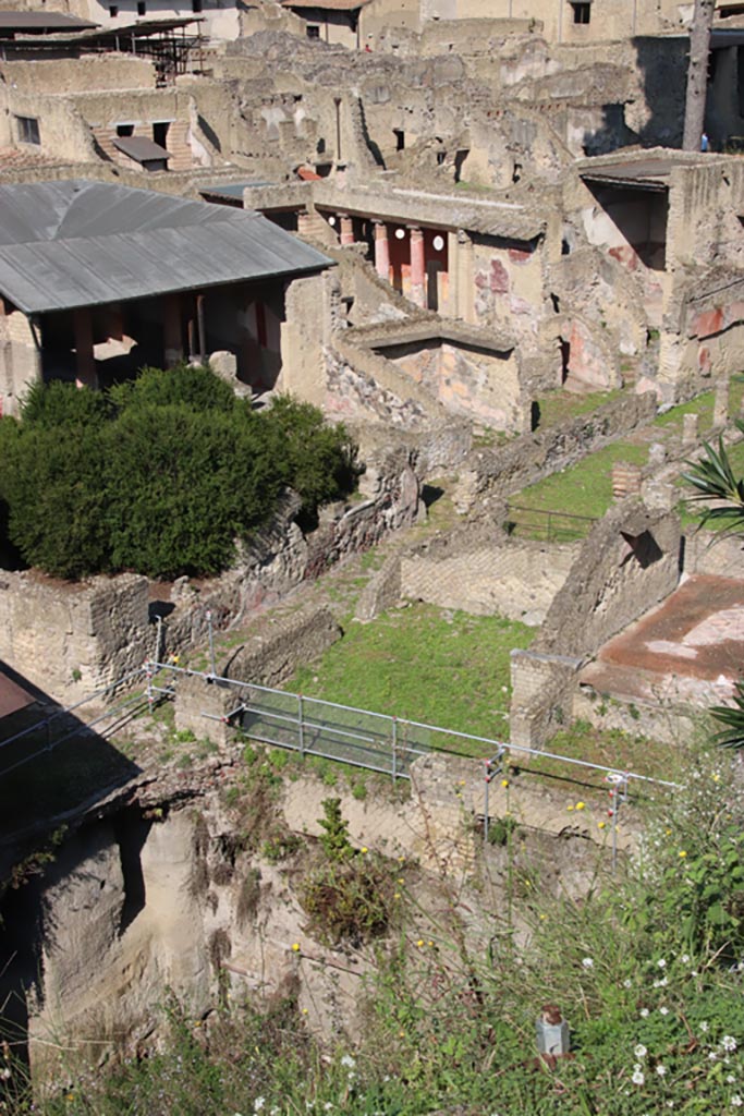 Ins. Orientalis I.1, and I.2 Herculaneum, October 2022.
Looking north-west towards atrium of I.2, in centre, and across rear rooms and peristyle, from access roadway.
Centre left is the rear of the House of the Gem, Ins. Or. I.1. Photo courtesy of Klaus Heese.

