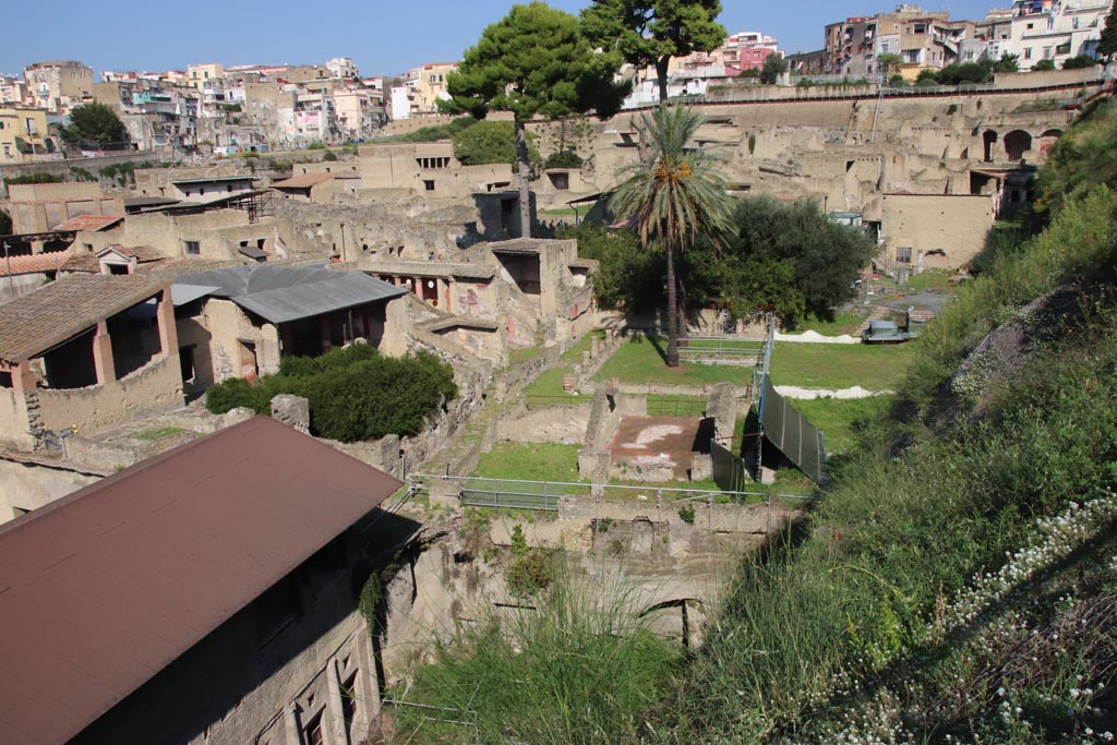 Ins. Or. 1. 2, Herculaneum. October 2022.  
Looking north from access roadway towards “tower room” on left, and rooms at rear and peristyle, on right. Photo courtesy of Klaus Heese. 
