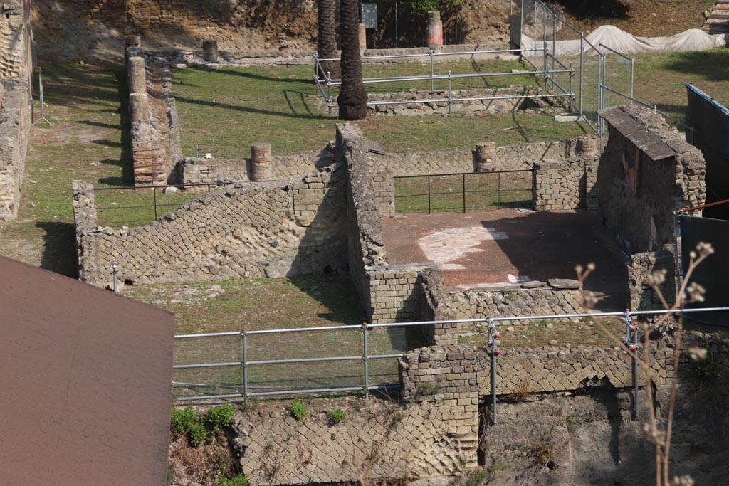 Ins. Orientalis I.2, Herculaneum. October 2023. Taken from access roadway.
Looking north towards peristyle, with rear room 9, on left, and rear room 10, on right. Photo courtesy of Klaus Heese.

