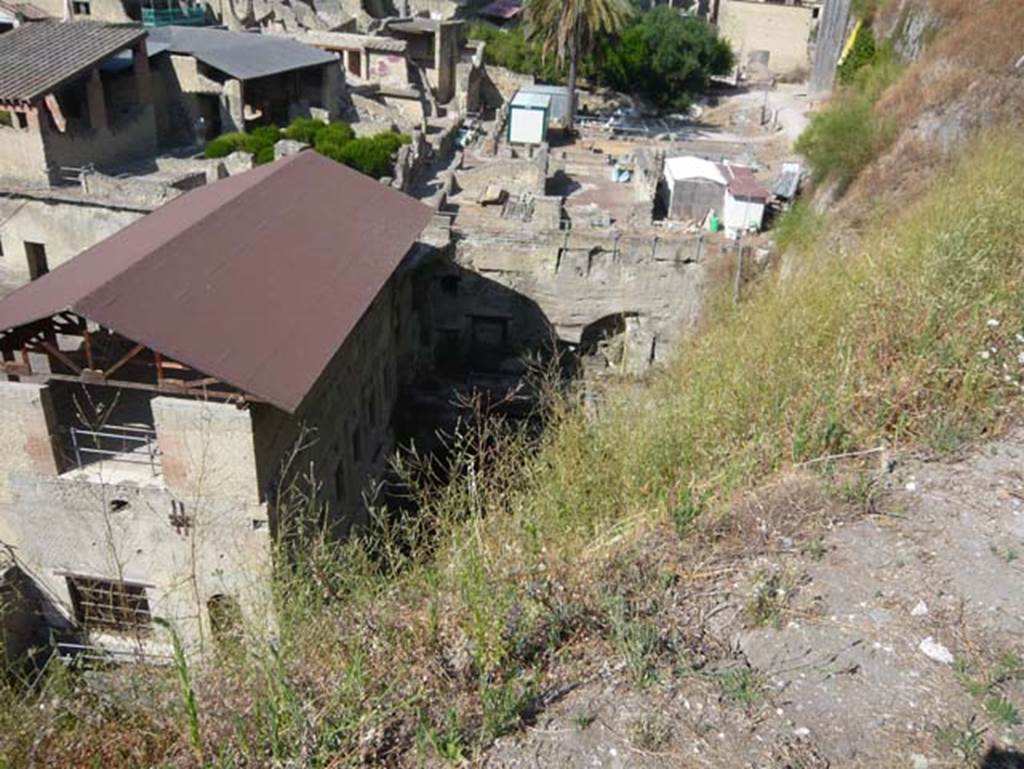 Ins. Or. 1. 2, Herculaneum. August 2013. Looking north from access roadway towards “tower room” on left, and rooms at rear, on right.