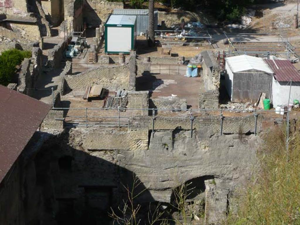 Ins. Or. 1. 2, Herculaneum. August 2013. Looking north across rear rooms, towards corridor leading to atrium, on left. The peristyle garden can be seen in the upper photo, the rear living rooms can be seen in the centre. Photo courtesy of Buzz Ferebee.
