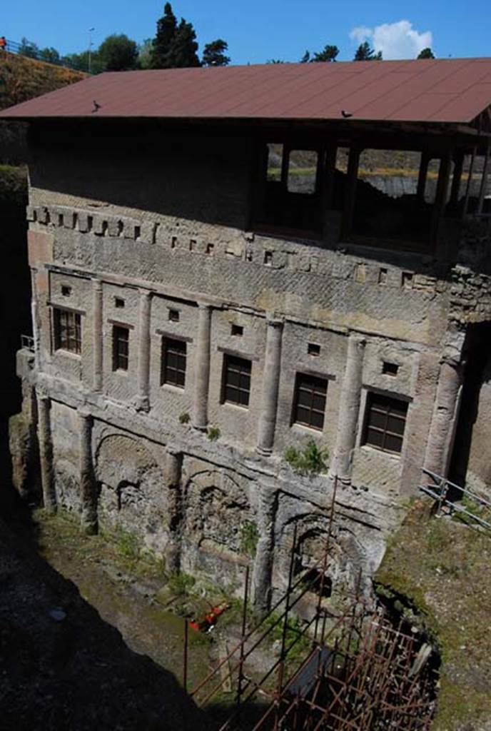 Ins. Or. I.2, Herculaneum. April 2008. East façade of “tower room”.
Photo courtesy of Nicolas Monteix.
