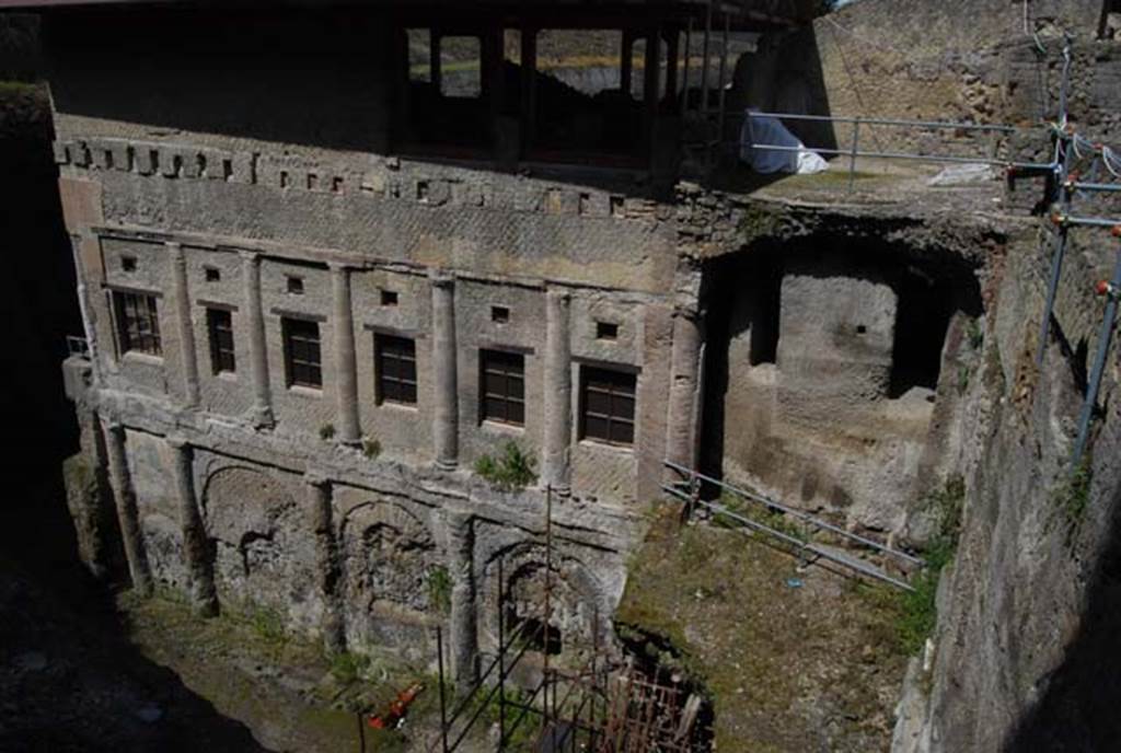 Ins. Or. I.2, Herculaneum. April 2008. East façade of “tower room”, looking west.
Photo courtesy of Nicolas Monteix.
