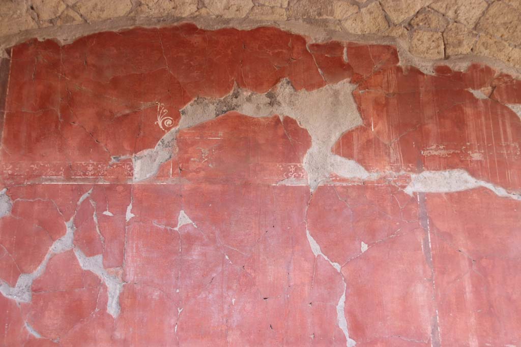 Ins. Orientalis I, 2, Herculaneum, October 2020.  
Detail of painted decoration on upper south wall in south-east corner of south side of atrium. Photo courtesy of Klaus Heese.
