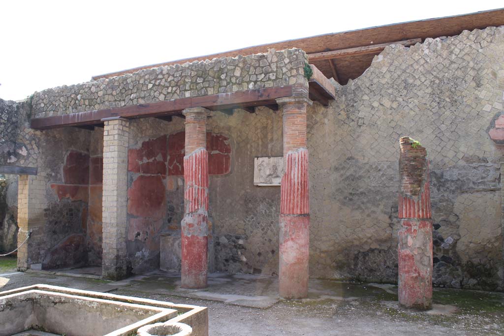 Ins. Orientalis I, 2, Herculaneum, March 2014. Looking towards south side of atrium, with marble relief.
Foto Annette Haug, ERC Grant 681269 DÉCOR
