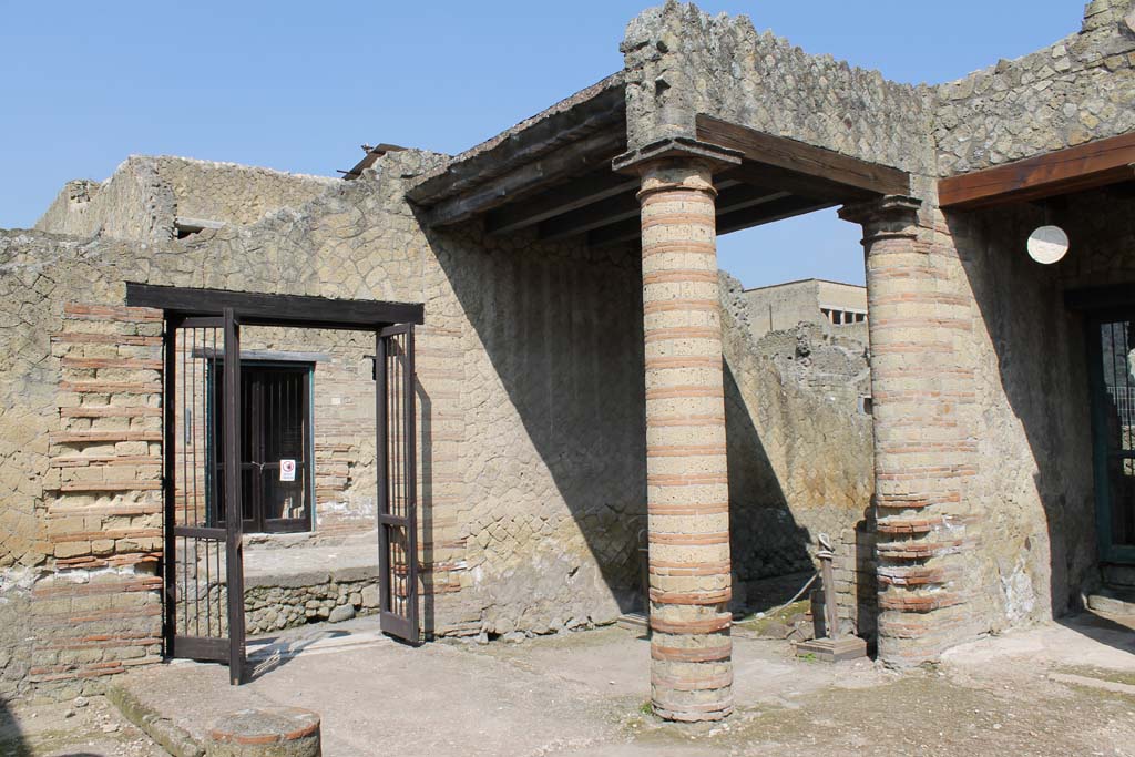 Ins. Orientalis I, 2, Herculaneum, March 2014. 
Looking west from entrance doorway onto Cardo V, and opposite to IV.21,. the House of the Stags (Casa dei Cervi).
Foto Annette Haug, ERC Grant 681269 DÉCOR
