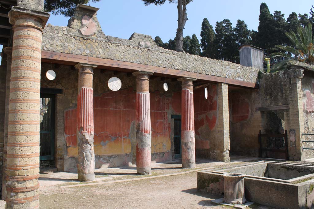 Ins. Orientalis I, 2, Herculaneum, March 2014. 
Looking north-east across atrium, with two doors in north wall to stables area, corridor to rear and tablinum, on right.
Foto Annette Haug, ERC Grant 681269 DÉCOR
