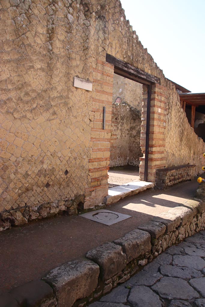 Ins. Orientalis I, 2, Herculaneum, October 2022. 
Entrance doorway. Photo courtesy of Klaus Heese.
