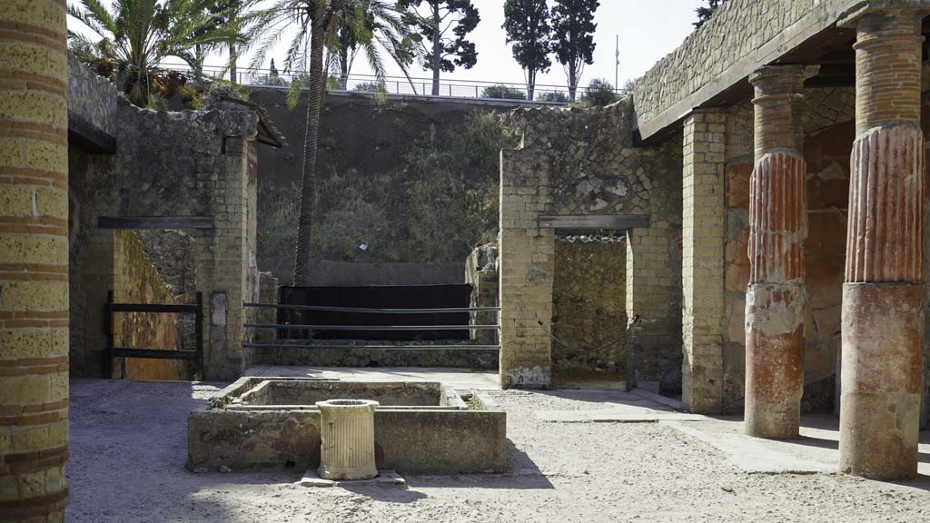 Ins. Or.I.2, Herculaneum. August 2021. 
Looking east across atrium towards tablinum and garden area. Photo courtesy of Robert Hanson.

