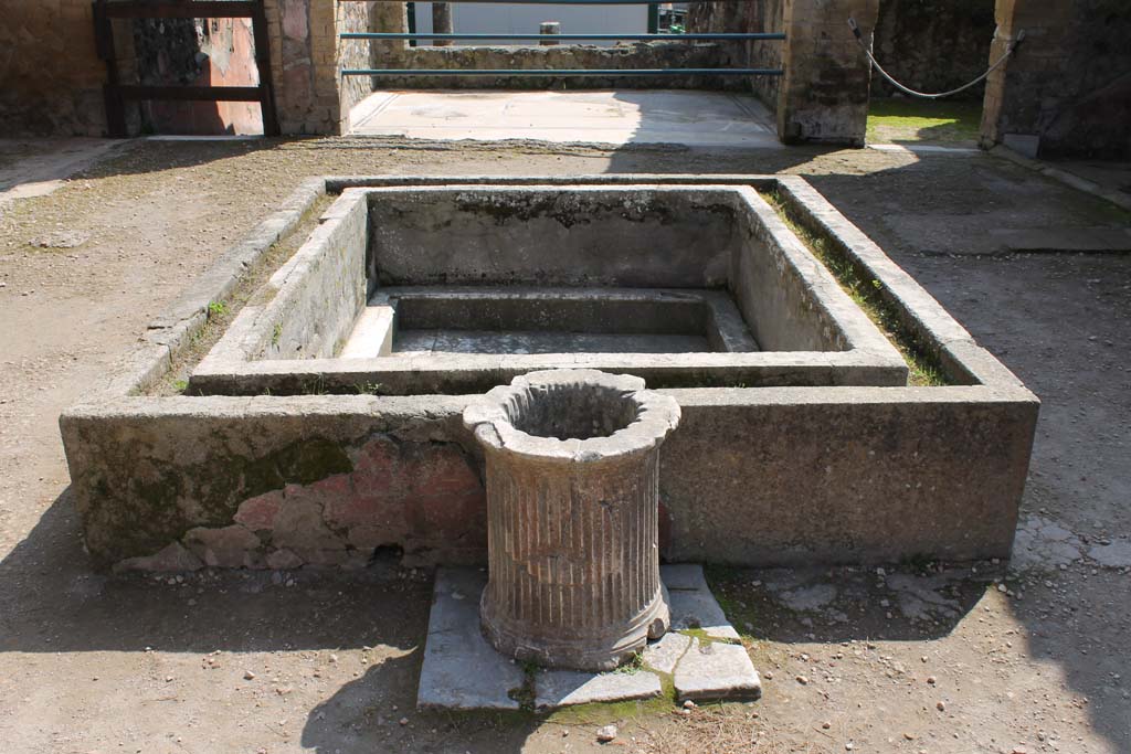 Ins. Orientalis I, 2, Herculaneum, March 2014. Looking east across impluvium in atrium.
Foto Annette Haug, ERC Grant 681269 DÉCOR

