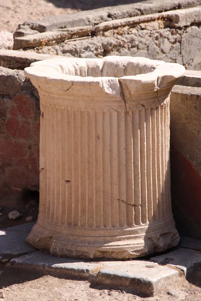 Ins. Or.I.2, Herculaneum. September 2019. Puteal in atrium, near impluvium. 
Photo courtesy of Klaus Heese.
