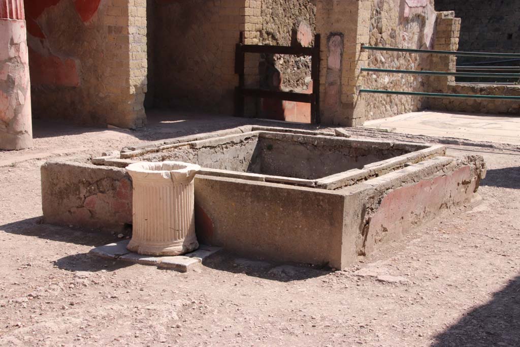 Ins. Or.I.2, Herculaneum. September 2019. Looking north-east across impluvium in atrium. Photo courtesy of Klaus Heese.