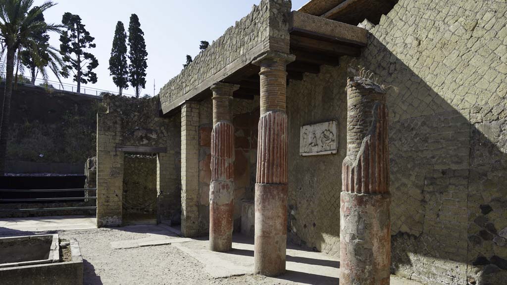 Ins. Or.I.2, Herculaneum. August 2021. Looking east along south side of atrium. Photo courtesy of Robert Hanson.

