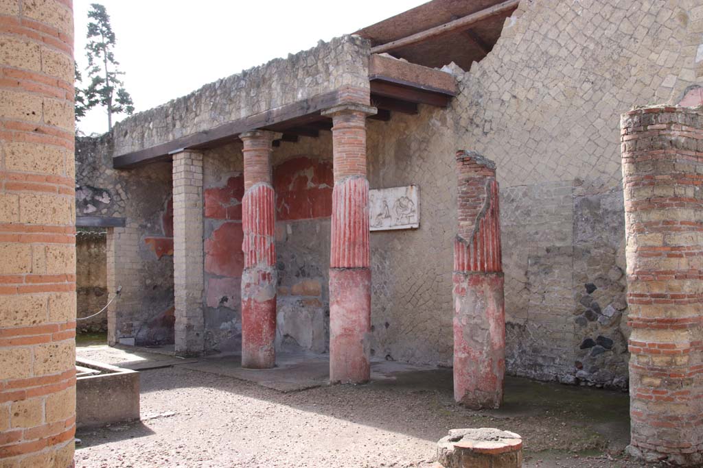 Ins. Orientalis I, 2, Herculaneum. October 2020. Looking south-east across atrium. Photo courtesy of Klaus Heese. 